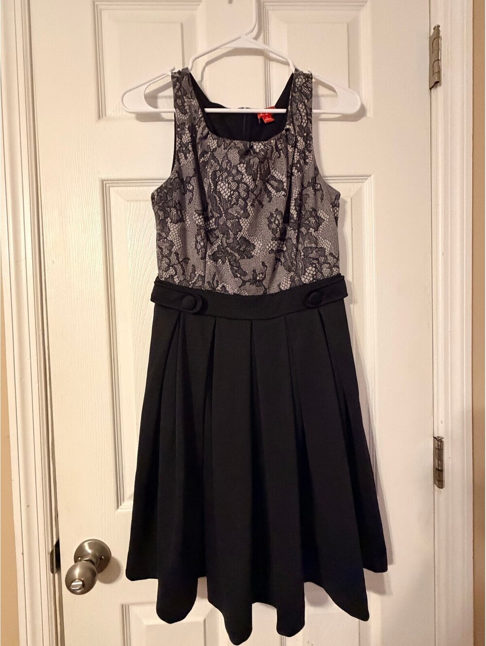 ELLE Lace Print Fit and Flare Dress Size 6 Black Gray Pleated Skirt Sleeveless